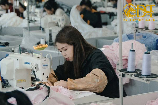 xưởng may áo khoác đồng phục